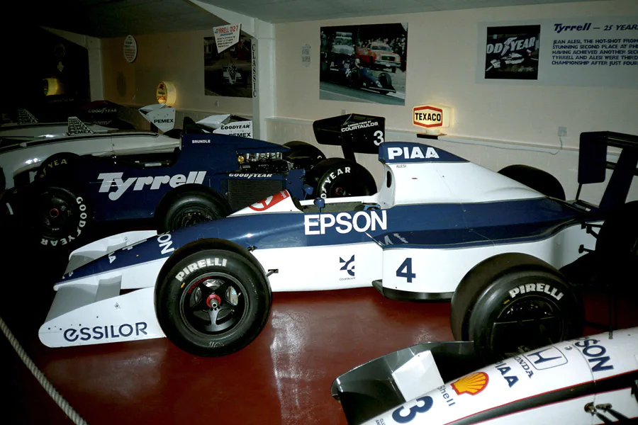 047 | 1994 | Donington | The Donington Collection | Tyrrell-Ford Cosworth 019 (1990) | © carsten riede fotografie