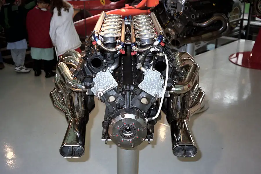 033 | 1998 | Maranello | Galleria Ferrari | Motor Ferrari 1990 (Typ 035/5) | © carsten riede fotografie