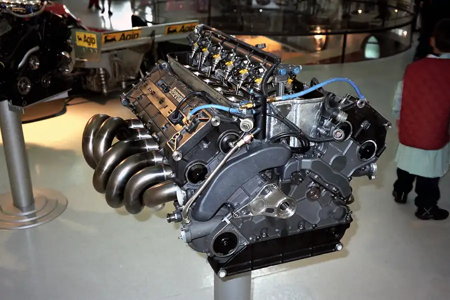 035 | 1998 | Maranello | Galleria Ferrari | Motor Ferrari 1995 (Typ 044/3) | © carsten riede fotografie