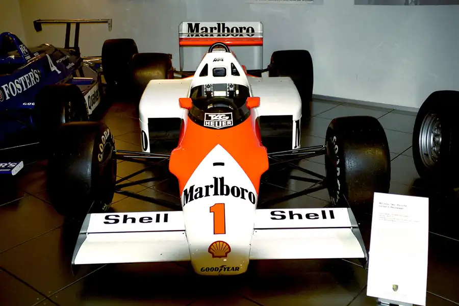 005 | 2000 | Stuttgart | Porsche Museum | © carsten riede fotografie