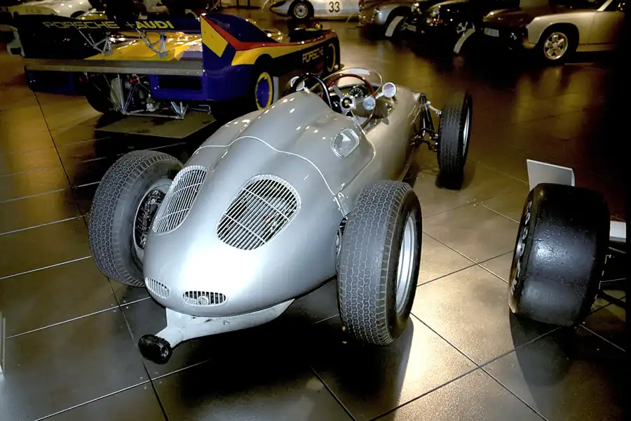 008 | 2000 | Stuttgart | Porsche Museum | © carsten riede fotografie