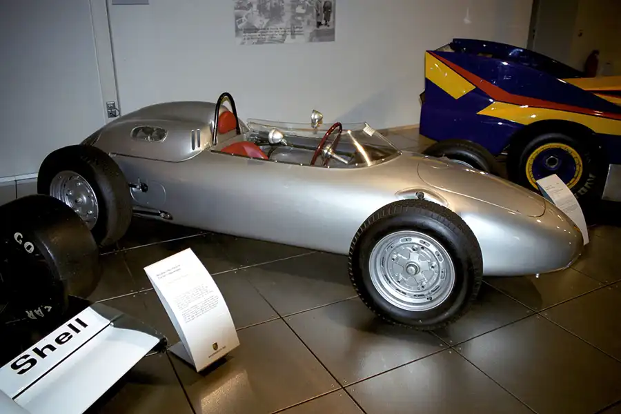 010 | 2000 | Stuttgart | Porsche Museum | © carsten riede fotografie