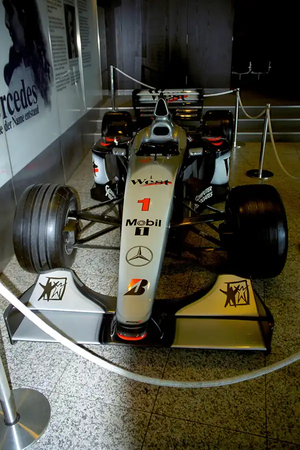 011 | 2000 | Stuttgart | Mercedes Benz Museum | © carsten riede fotografie