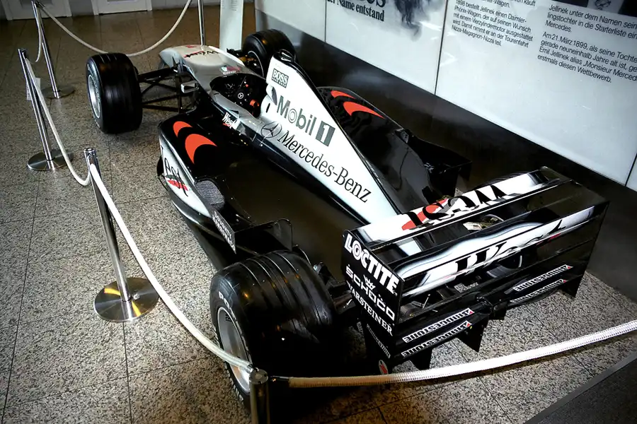 013 | 2000 | Stuttgart | Mercedes Benz Museum | © carsten riede fotografie