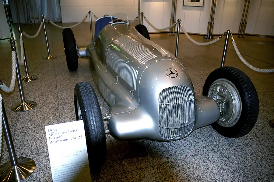 014 | 2000 | Stuttgart | Mercedes Benz Museum | © carsten riede fotografie