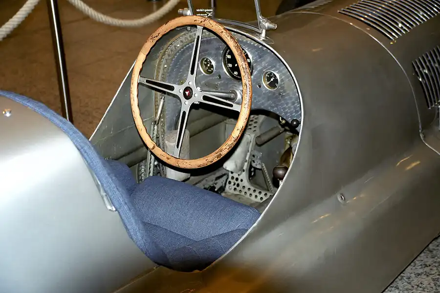 015 | 2000 | Stuttgart | Mercedes Benz Museum | © carsten riede fotografie