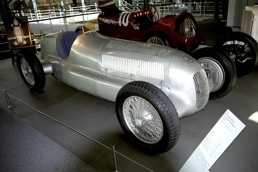 018 | 2000 | Stuttgart | Mercedes Benz Museum | © carsten riede fotografie