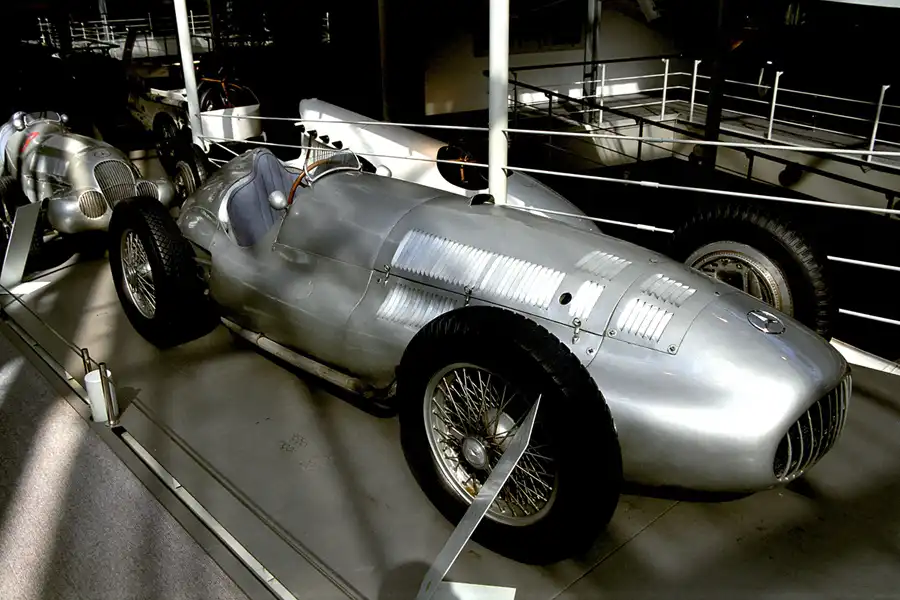 020 | 2000 | Stuttgart | Mercedes Benz Museum | © carsten riede fotografie