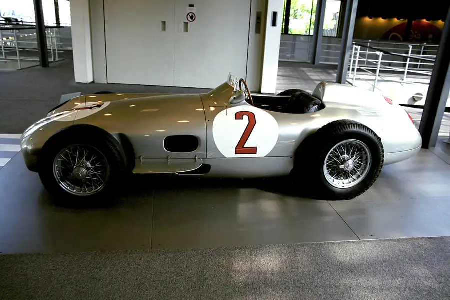 023 | 2000 | Stuttgart | Mercedes Benz Museum | © carsten riede fotografie