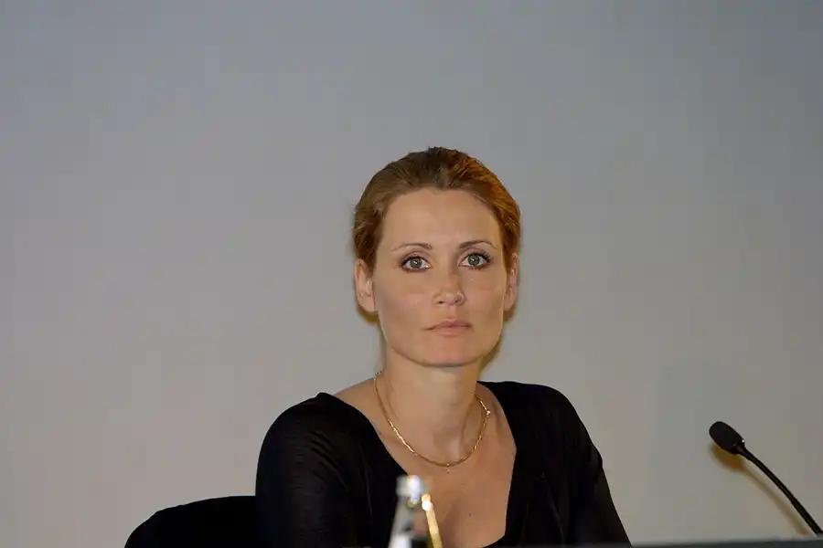 008 | 2004 | Berlin | CinemaxX Potsdamer Platz (T)raumschiff Surprise | Anja Kling | © carsten riede fotografie