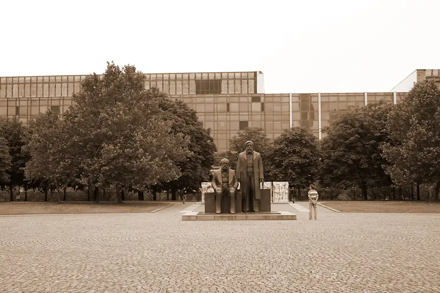 014 | 2004 | Berlin | Marx-Engels-Forum | © carsten riede fotografie