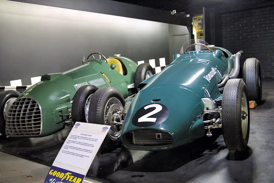 089 | 2004 | Donington | Grand Prix Collection | Ferrari 125 (1950) + Vanwall VW1-4 (1955-1958) | © carsten riede fotografie