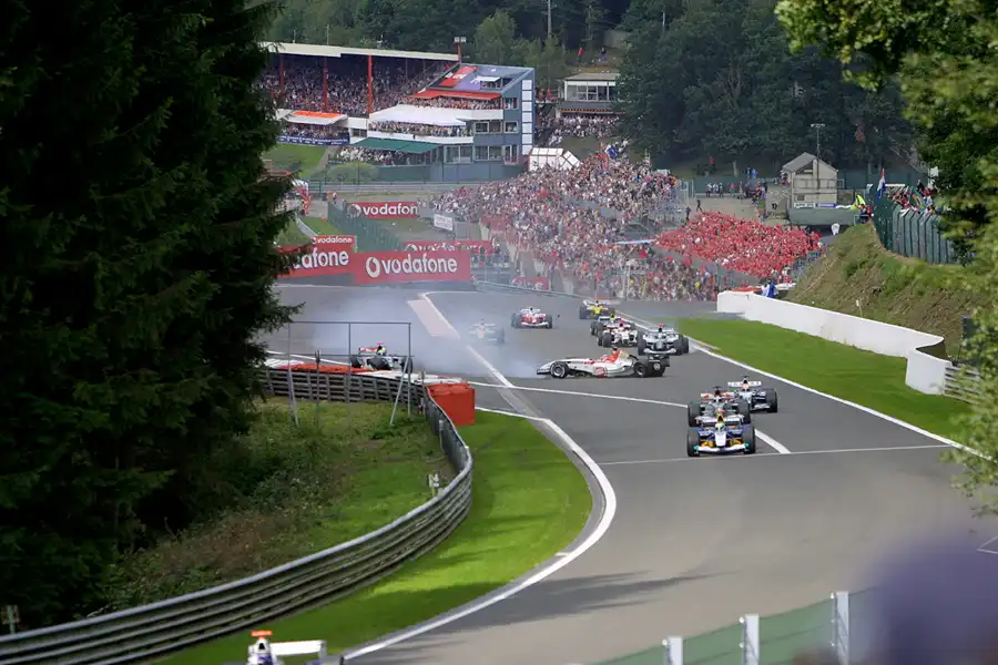 181 | 2004 | Spa-Francorchamps | Circuit De Spa-Francorchamps | Race | Crash in der 1. Runde | © carsten riede fotografie