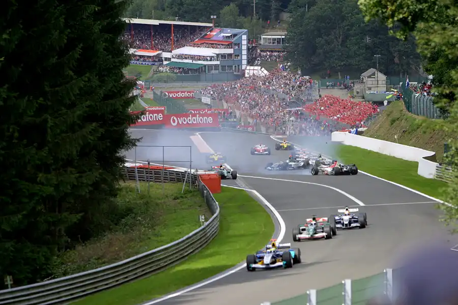 182 | 2004 | Spa-Francorchamps | Circuit De Spa-Francorchamps | Race | Crash in der 1. Runde | © carsten riede fotografie