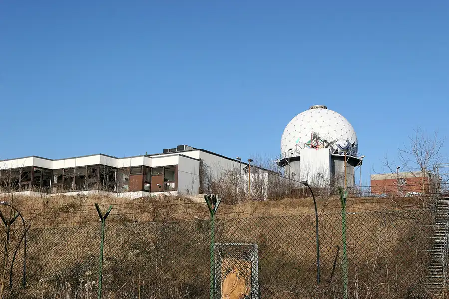 018 | 2005 | Berlin | Field Station Teufelsberg | © carsten riede fotografie