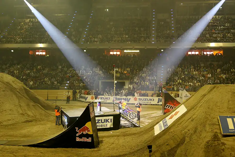 011 | 2005 | Berlin | Night Of The Jumps | © carsten riede fotografie