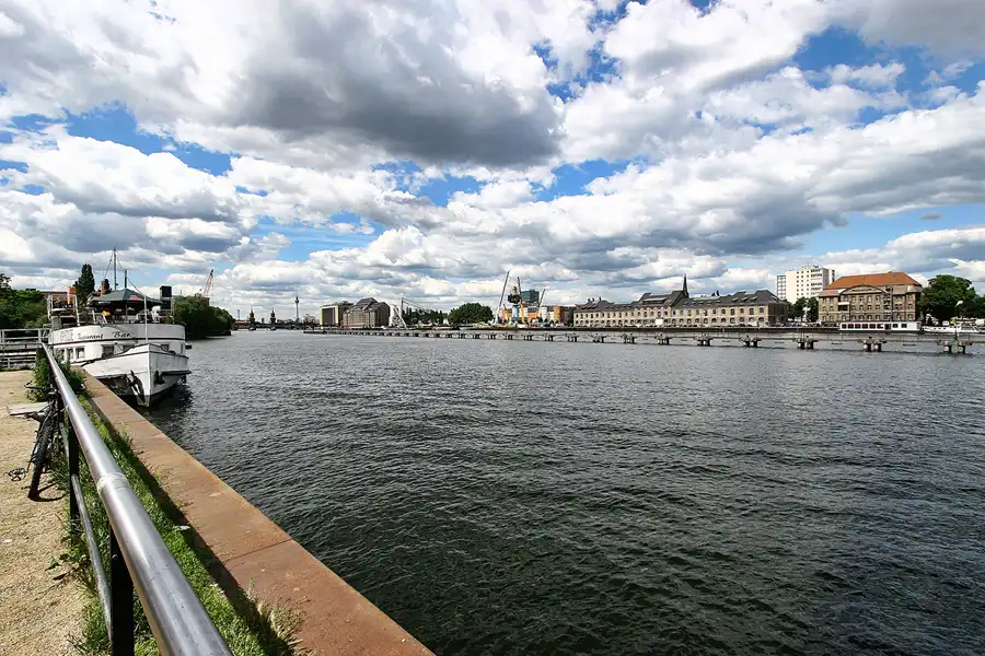 048 | 2005 | Berlin | An den Treptowers | © carsten riede fotografie