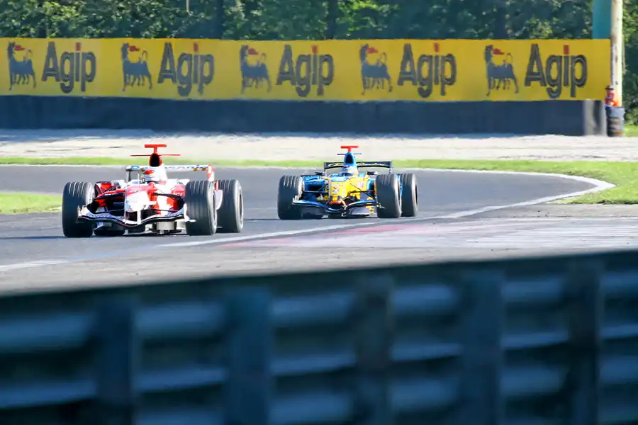 119 | 2006 | Monza | Toyota TF106B | Ricardo Zonta + Rernault R26 | Fernando Alonso | © carsten riede fotografie