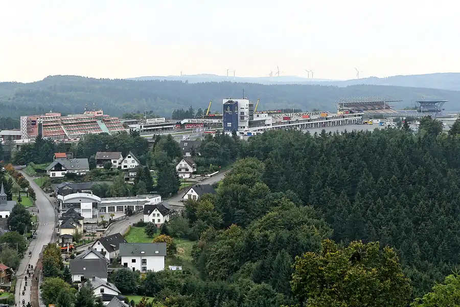 019 | 2007 | Nürburg | Blick von der Burgruine auf den Nürburgring | © carsten riede fotografie