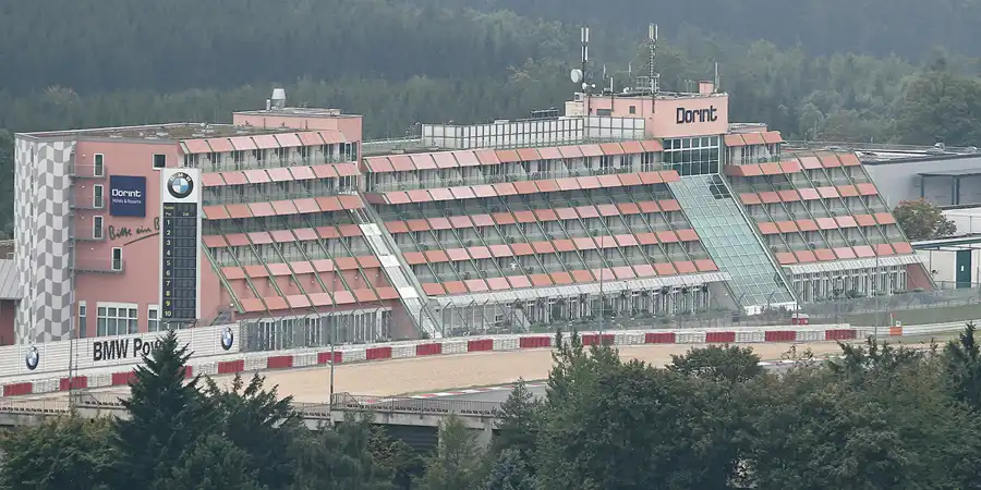020 | 2007 | Nürburg | Blick von der Burgruine auf den Nürburgring | © carsten riede fotografie