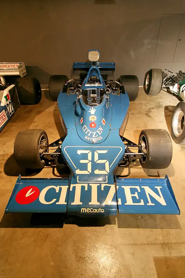 037 | 2007 | Stavelot | Abbaye De Stavelot – Musee Du Circuit De Spa-Francorchamps – Maki-Cosworth F101C | © carsten riede fotografie