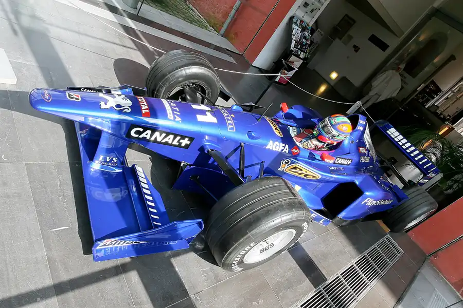 046 | 2007 | Stavelot | Abbaye De Stavelot – Musee Du Circuit De Spa-Francorchamps – Prost-Peugeot AP01 | © carsten riede fotografie