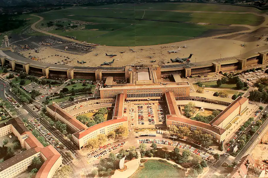 027 | 2008 | Berlin | Flughafen Tempelhof | © carsten riede fotografie