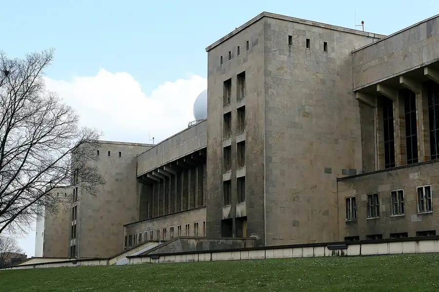 077 | 2008 | Berlin | Flughafen Tempelhof | © carsten riede fotografie