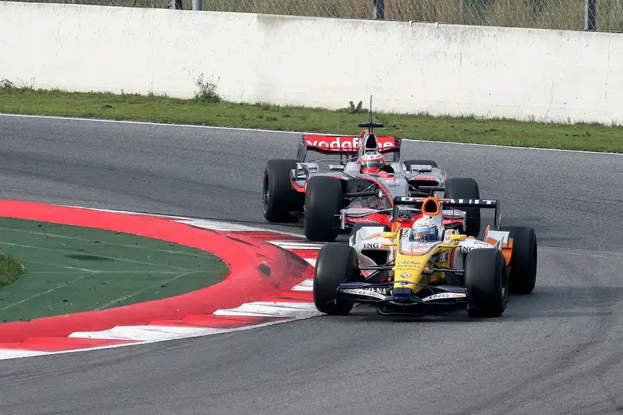 122 | 2008 | Barcelona | Renault R28 | Giedo Van der Garde + McLaren-Mercedes Benz MP4-23K | Gary Paffett | © carsten riede fotografie