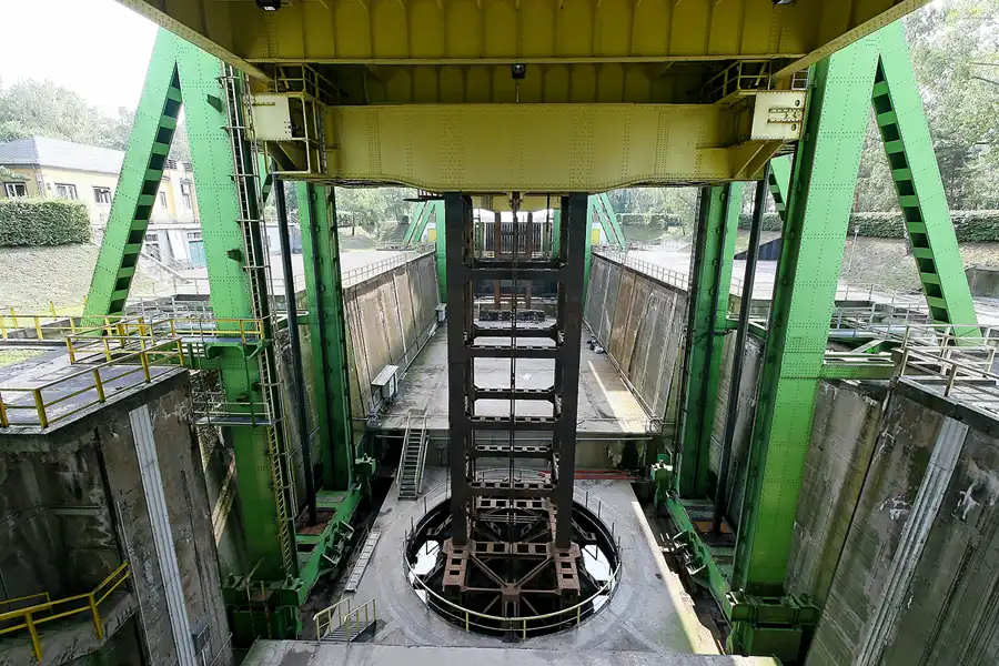 070 | 2009 | Magdeburg | Wasserstrassenkreuz – Schiffshebewerk Magdeburg-Rothensee | © carsten riede fotografie