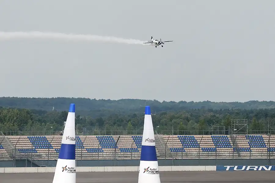 026 | 2010 | Eurospeedway | Red Bull Air Race – Martin Sonka | © carsten riede fotografie