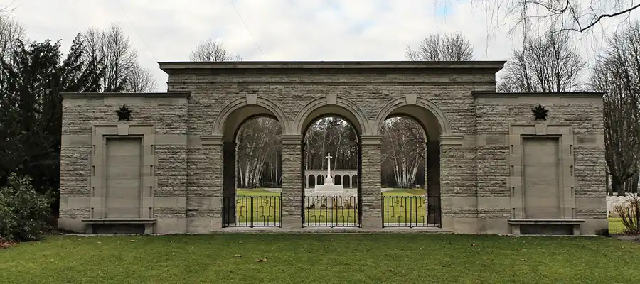 160 | 2011 | Berlin | War Cemetery | © carsten riede fotografie