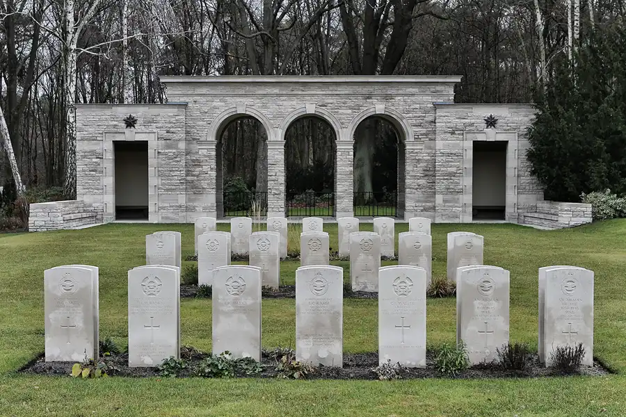 163 | 2011 | Berlin | War Cemetery | © carsten riede fotografie