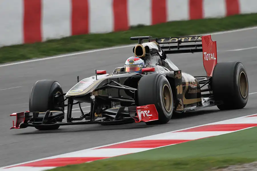215 | 2011 | Barcelona | Renault R31 | Vitali Petrov | © carsten riede fotografie
