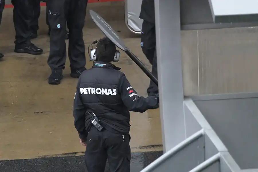 056 | 2011 | Barcelona | Mercedes Benz – 12:58 | © carsten riede fotografie