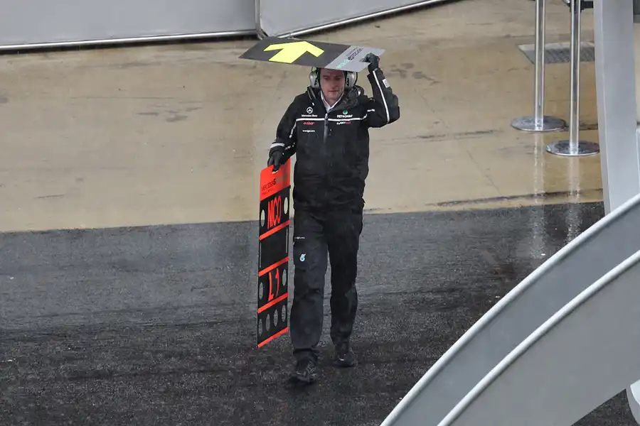 063 | 2011 | Barcelona | Mercedes Benz – 13:51 | © carsten riede fotografie