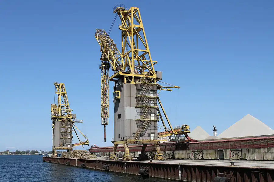 020 | 2011 | Rostock-Warnemünde | Werftanlagen | © carsten riede fotografie