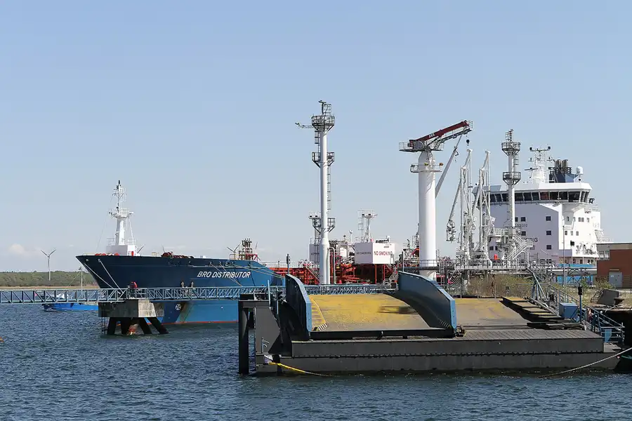 021 | 2011 | Rostock-Warnemünde | Werftanlagen | © carsten riede fotografie