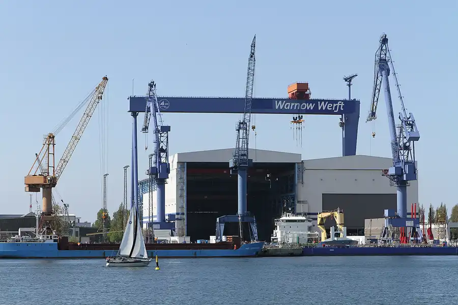 025 | 2011 | Rostock-Warnemünde | Werftanlagen | © carsten riede fotografie
