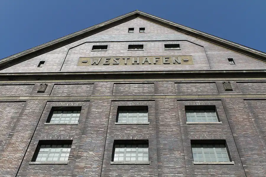 022 | 2011 | Berlin | Westhafen | © carsten riede fotografie