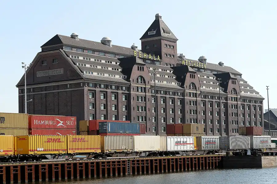 042 | 2011 | Berlin | Westhafen | © carsten riede fotografie