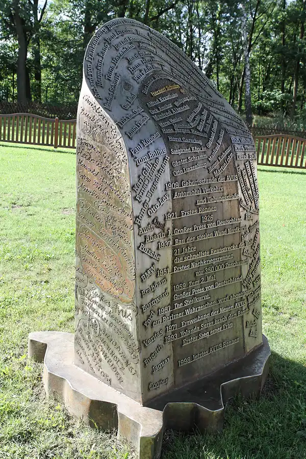 001 | 2011 | Berlin | Avus Denkmal an der Spinner-Brücke – Spanische Allee | © carsten riede fotografie