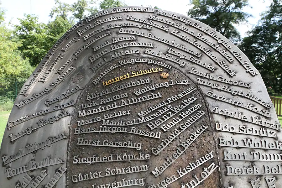 005 | 2011 | Berlin | Avus Denkmal an der Spinner-Brücke – Spanische Allee | © carsten riede fotografie