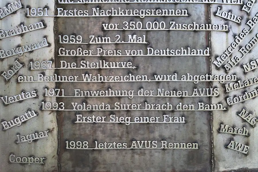 007 | 2011 | Berlin | Avus Denkmal an der Spinner-Brücke – Spanische Allee | © carsten riede fotografie