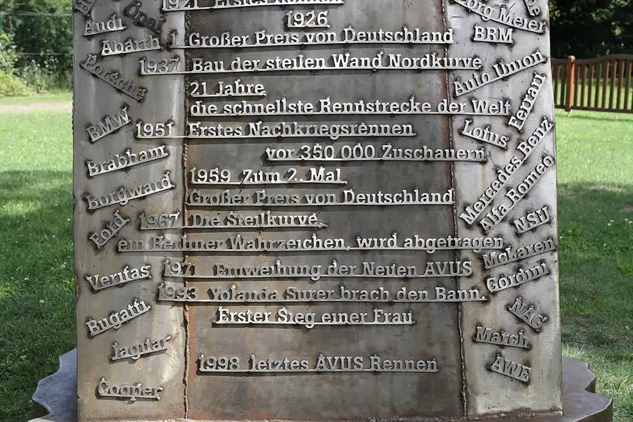 008 | 2011 | Berlin | Avus Denkmal an der Spinner-Brücke – Spanische Allee | © carsten riede fotografie