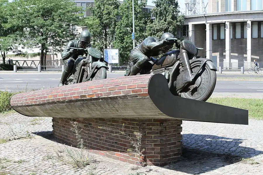 010 | 2011 | Berlin | Avus Denkmal Messedamm | © carsten riede fotografie