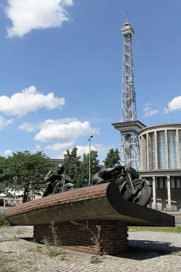 012 | 2011 | Berlin | Avus Denkmal Messedamm | © carsten riede fotografie