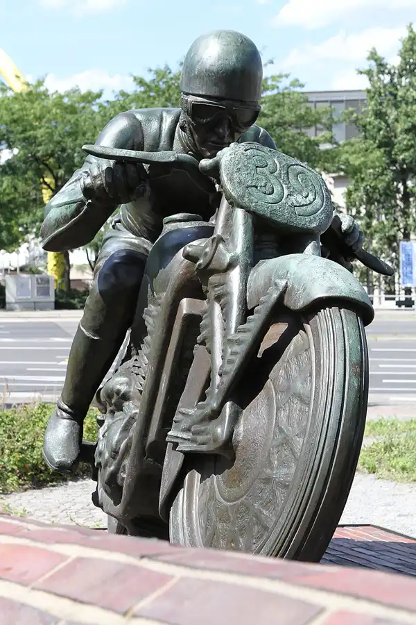 013 | 2011 | Berlin | Avus Denkmal Messedamm | © carsten riede fotografie