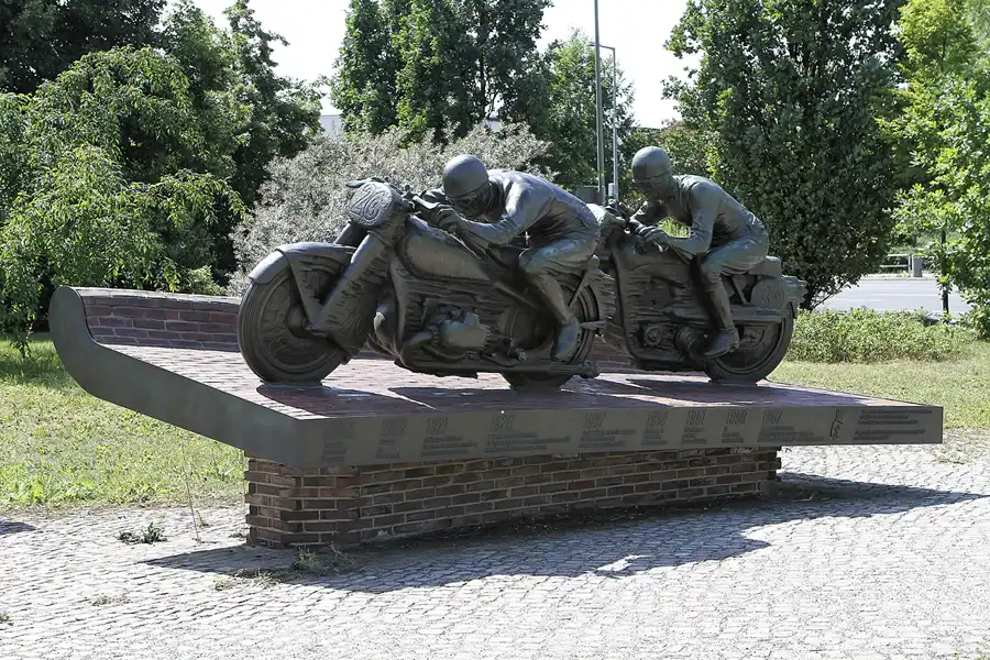 015 | 2011 | Berlin | Avus Denkmal Messedamm | © carsten riede fotografie