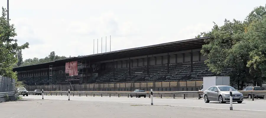 034 | 2011 | Berlin | Avus Nordkurve – Blick auf die Avus Tribünen | © carsten riede fotografie